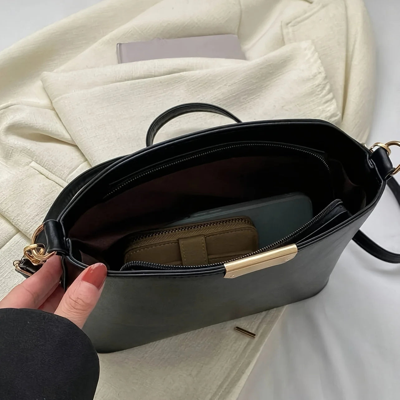 Minimalist Crossbody Bag Stylish Metal Decor Bucket Bag Simple Shoulder Bag Women Luxury
