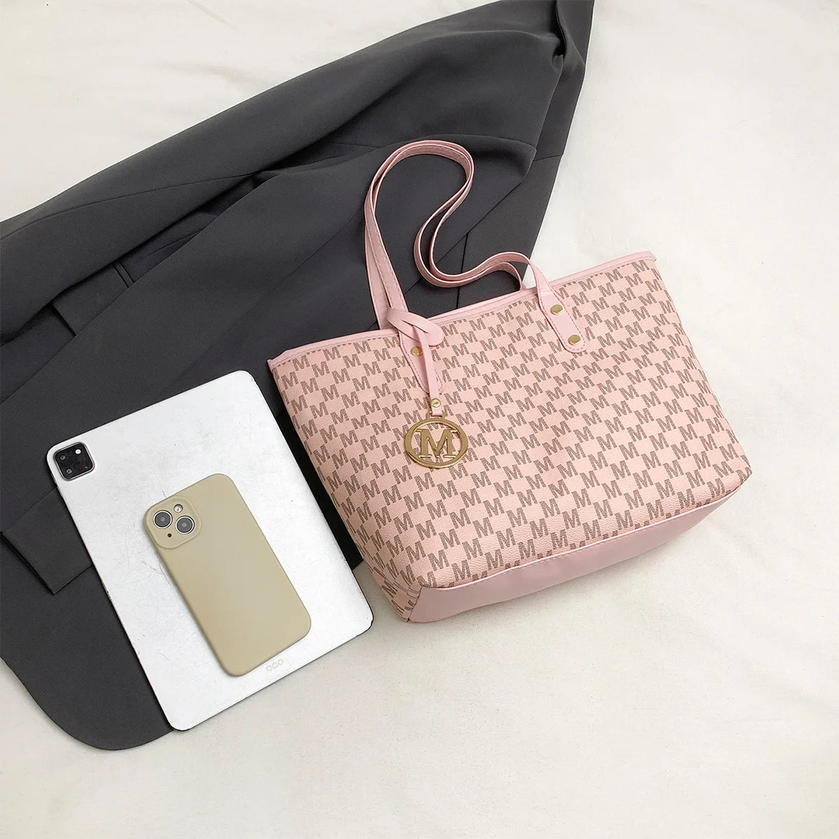 Tote Bag M Letter Print Pu Gold Pendant Decoration Zipper Large Capacity Water Resistant Shoulder