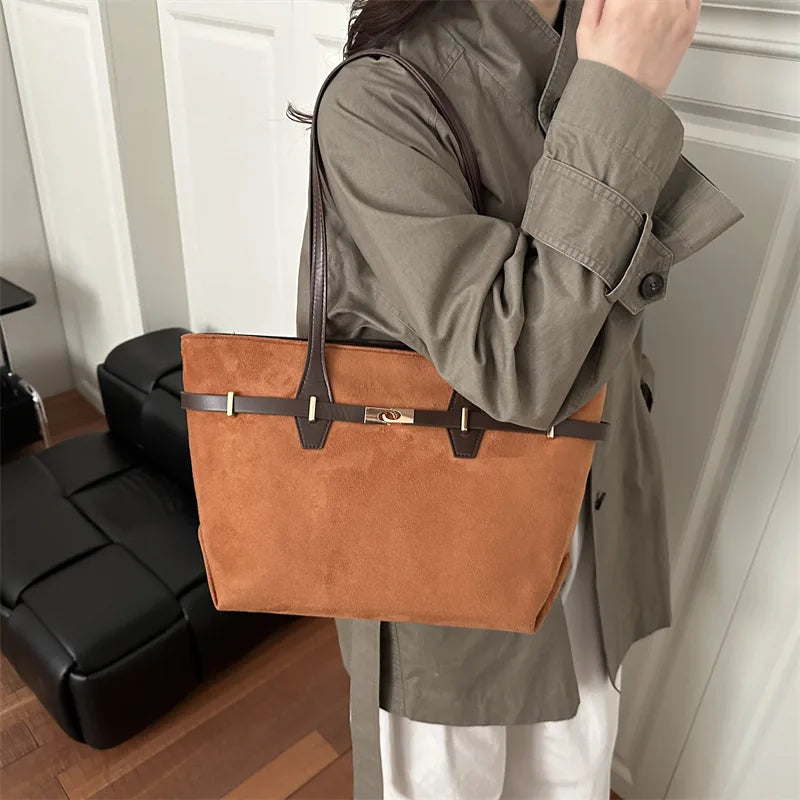 Shoulder Tote Bag – Spacious Handbag with Gold Lock Detail
