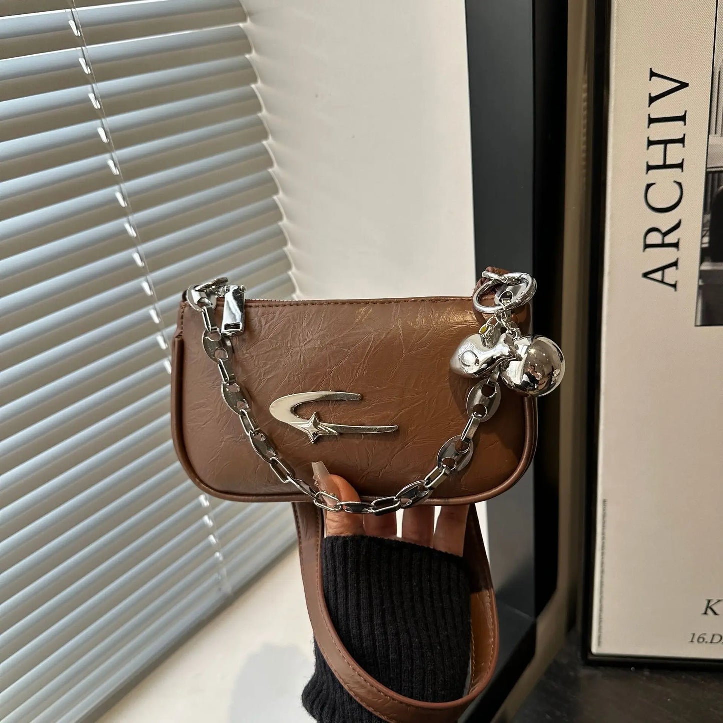 Leather Crossbody Bag with Chunky Chain – Women's Trendy Shoulder Handbag