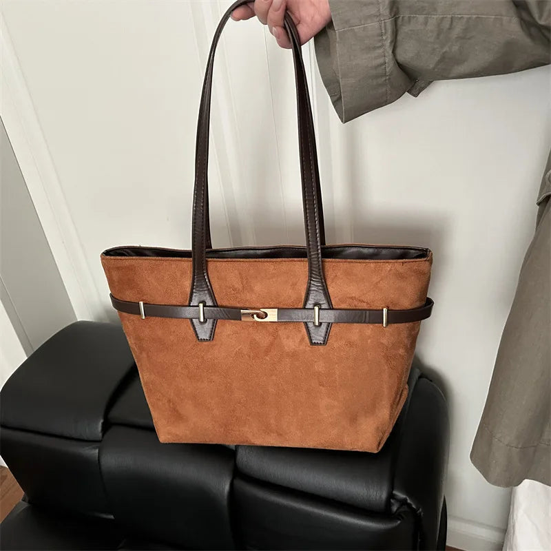 Shoulder Tote Bag – Spacious Handbag with Gold Lock Detail