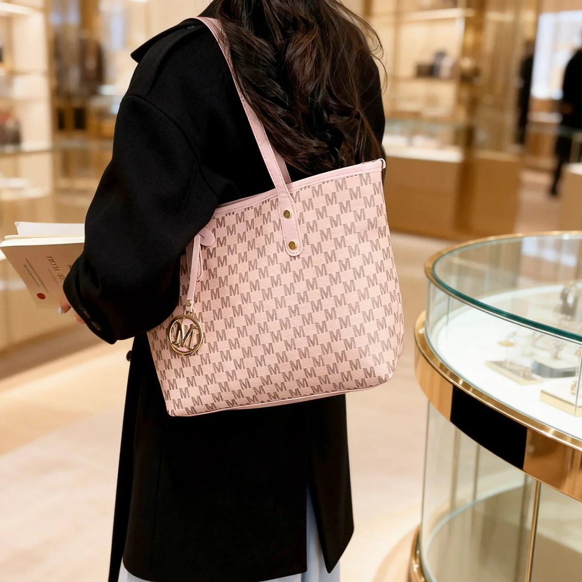 Tote Bag M Letter Print Pu Gold Pendant Decoration Zipper Large Capacity Water Resistant Shoulder