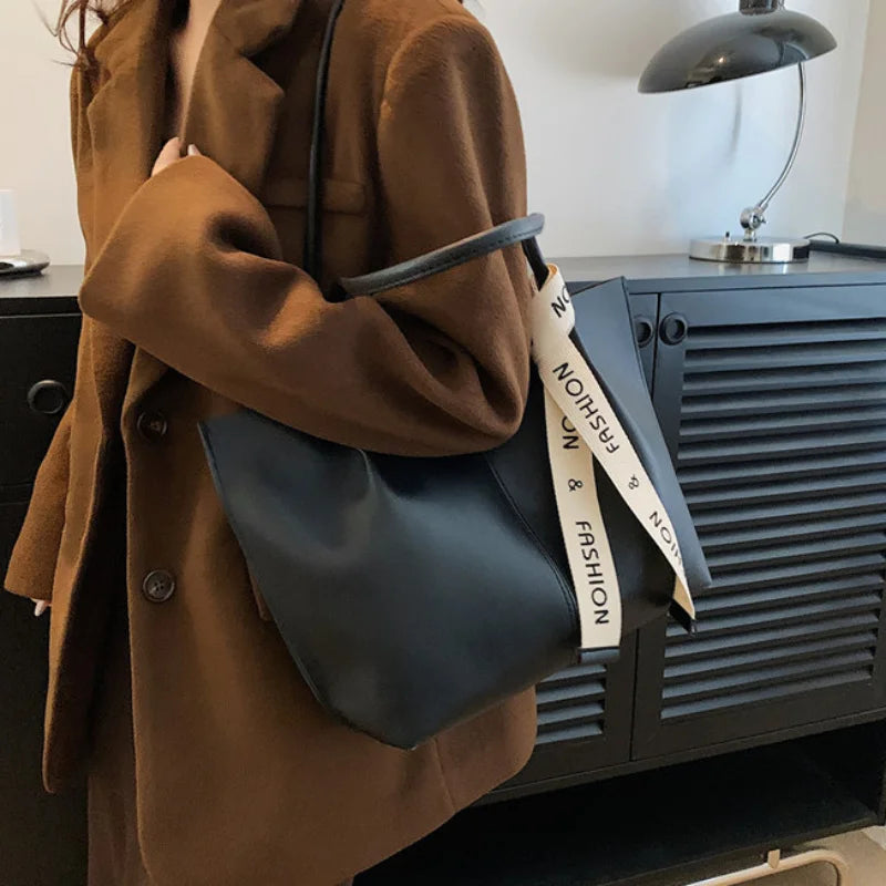 Large Capacity Tote Bag for Women – Chic Leather Shoulder Handbag