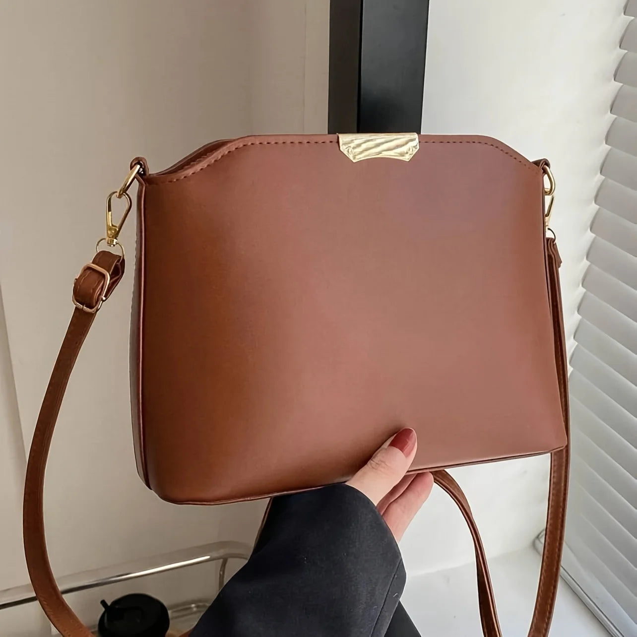 Minimalist Crossbody Bag Stylish Metal Decor Bucket Bag Simple Shoulder Bag Women Luxury